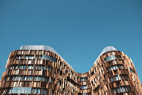 edificio dipinto di marrone, costruzione, cielo, architettura, finestra, design moderno, all'aperto, urbano, città, estate, luce del sole, minimo, assago, Italia, Milano, cielo sereno, esterno dell'edificio, blu, struttura costruita, copia spazio, soleggiato, natura, moderno, nessuno, giorno, Inquadratura dal basso, destinazioni di viaggio, 5K, CC0, dominio pubblico, privo di copyright