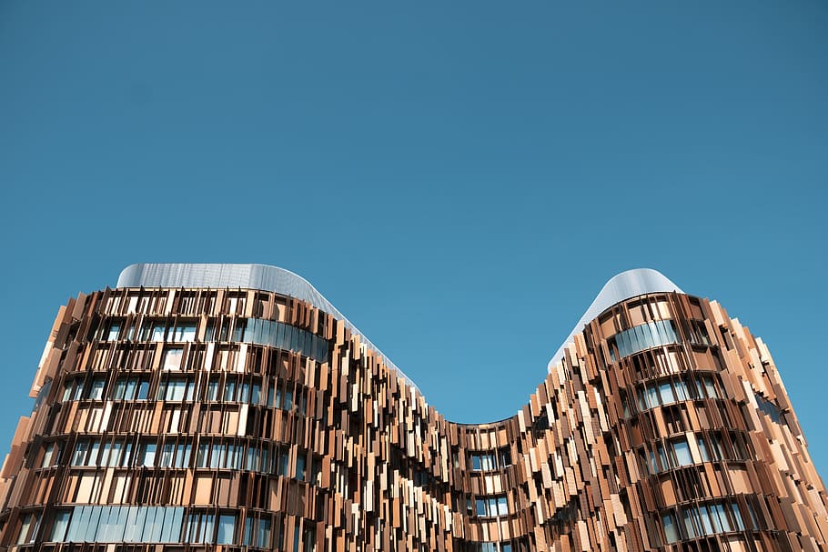 edifici pintat de color marró, edifici, cel, arquitectura, finestra, disseny modern, a l'aire lliure, urbà, ciutat, estiu, llum solar, mínim, assago, Itàlia, Milà, cel clar, exterior de l'edifici, blau, estructura construïda, còpia espai, assolellat, naturalesa, modern, cap gent, dia, vista d’angle baix, destinacions de viatge, 5K