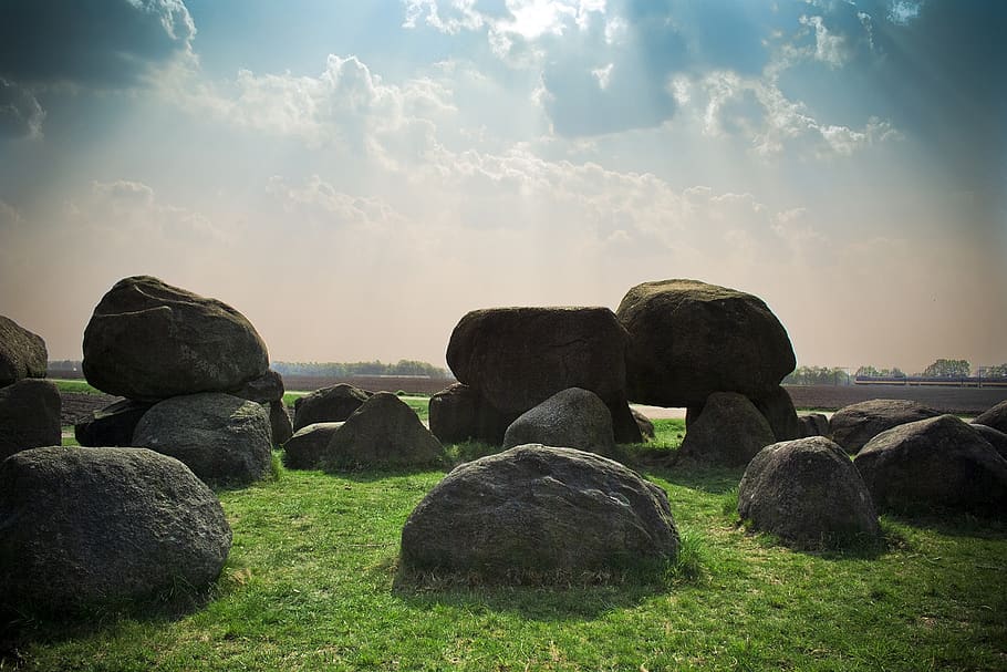 cel, núvols, raigs solars, llum solar, pedres, verd, herba, naturalesa, camps, tranquil·litat, rock, escena tranquil·la, núvol - cel, sòlid, bellesa a la natura, escenics - natura, rock - object, cap gent, terra, planta, dia, camp, medi ambient, escena no urbana, paisatge, 1080P