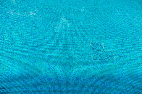 vand, flise, pool, skygge, blå, mønster, firkant, sollys, hav, udendørs, ocean, natur, flora, plante, græs, struktur, fliser, ferie, landskab, slap af, fuld ramme, baggrunde, svømmepøl, ingen mennesker, tekstureret, tekstil, høj vinkel visning, havnefronten, tæt på, turkisfarvet, dag, gennemsigtig, detalje, piblede, renhed, 5K, CC0, offentligt domæne, royaltyfrie