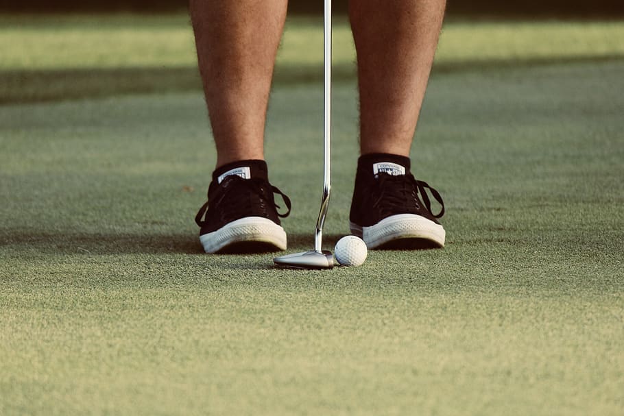 mand spiller golf, en person, lavt afsnit, sport, græs, menneskelige ben, sko, menneskelig kropsdel, golf, kropsdel, bold, voksen, aktivitet, stående, golfbane, fritidsaktivitet, dag, herrer, weekend aktiviteter, golfbold, menneskelig lem, menneskelige fod, 2K