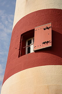 finestra, far, exterior de l'edifici, arquitectura, estructura construïda, vista d’angle baix, edifici, cap gent, dia, cel, a l'aire lliure, naturalesa, funció de construcció de parets, vermell, paret, indústria, primer pla, llum solar, marró, ciutat, fàbrica, 5K, CC0, domini públic, lliure de regalies