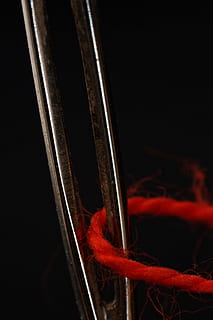 ago, filo, cucire, filato, lavoro manuale, nähutensilien, medio Oriente, kit da cucito, filo per cucire, merceria, cose, avvicinamento, occhio di un ago, sfondo nero, girato in studio, rosso, in casa, nessuno, tessile, metallo, lana, arte e artigianato, natura morta, stringa, ago da cucito, mestiere, singolo oggetto, forza, fotogramma intero, 5K, CC0, dominio pubblico, privo di copyright