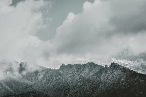 grå bjerge, Alperne, skyer, kold, daggry, dagslys, desktop tapet, tåge, tåget, gråtoner, hd tapet, is, landskab, lys, bjergtop, bjerge, natur, natur tapet, naturskøn, himmel, sne, storm, topmøde, vand, vejr, vinter, sky - himmel, skønhed i naturen, bjerg, scenics - natur, ikke-urbane scene, ingen mennesker, rolig scene, ro, bjergkæde, dag, miljø, udendørs, fysisk geografi, idyllisk, kold temperatur, 5K, CC0, offentligt domæne, royaltyfrie