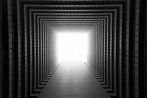 tunnel grigio, architettura, struttura costruita, la strada davanti, direzione, costruzione, in casa, luce del sole, prospettiva decrescente, modello, nessuno, giorno, natura, luce alla fine del tunnel, finestra, stretto, Entrata, porta, cielo, direttamente sotto, grattacielo, 5K, CC0, dominio pubblico, privo di copyright
