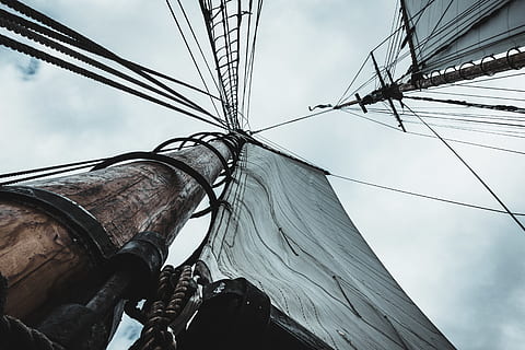brunt skib, lav vinkel visning, himmel, kabel, forbindelse, dag, ingen mennesker, strømkabel, teknologi, sky - himmel, natur, elektricitet, transportform, pol, transportmidler, Strømforsyning, udendørs, kompleksitet, arkitektur, nautiske fartøj, brændstof og elproduktion, sejlbåd, telefonlinje, direkte under, 5K, CC0, offentligt domæne, royaltyfrie