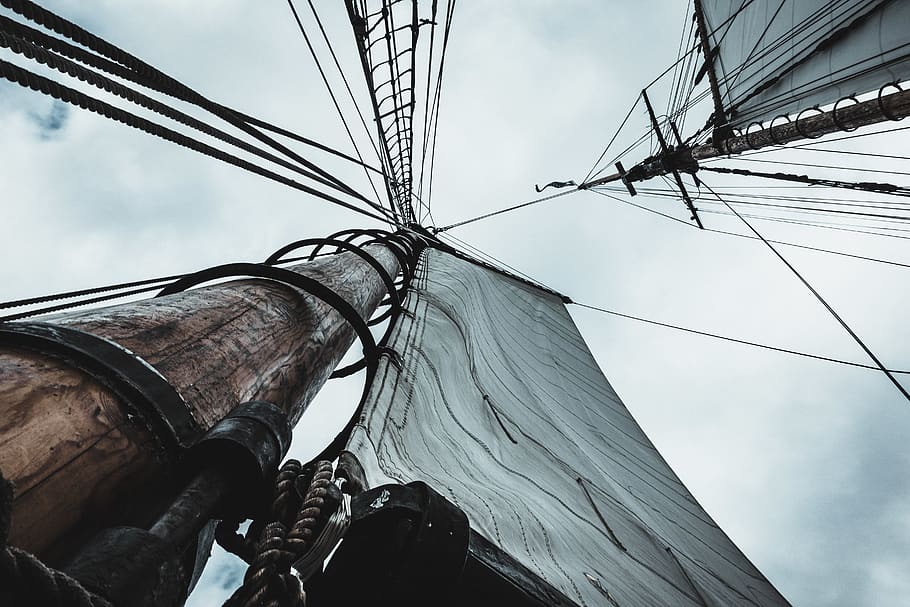 brunt skib, lav vinkel visning, himmel, kabel, forbindelse, dag, ingen mennesker, strømkabel, teknologi, sky - himmel, natur, elektricitet, transportform, pol, transportmidler, Strømforsyning, udendørs, kompleksitet, arkitektur, nautiske fartøj, brændstof og elproduktion, sejlbåd, telefonlinje, direkte under, 5K