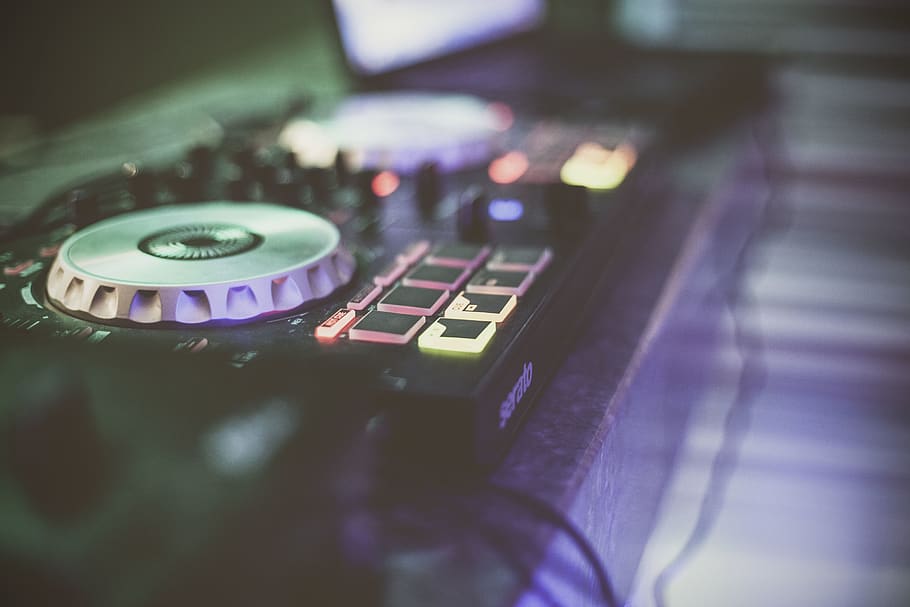 controller dj nero, tecnologia, in casa, messa a fuoco selettiva, avvicinamento, controllo, nessuno, musica, attrezzatura, cultura artistica e intrattenimento, concentrarsi sulle conoscenze acquisite, connessione, illuminato, attrezzatura per la registrazione del suono, tecnologia wireless, piatto, equipaggiamento audio, in stile retrò, comunicazione, pannello di controllo, premi il bottone, vita notturna, 2K