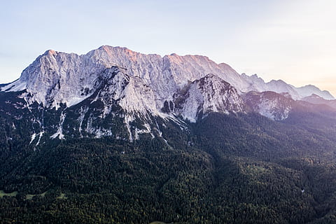 muntanya, envoltat, arbres, cresta, a l'aire lliure, naturalesa, Serra, pic, Alemanya, mittenwald, carretera sense nom, gris, escenics - natura, bellesa a la natura, medi ambient, paisatge, cel, escena tranquil·la, tranquil·litat, planta, escena no urbana, cap gent, arbre, idíl·lic, terra, rock, dia, remot, cim de muntanya, formació, arbre de coníferes, 5K, CC0, domini públic, lliure de regalies