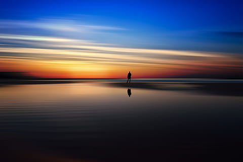 reflejando, vistoso, playa puesta de sol, cielo, playa, reflexión, solo, color, brillar, oscuridad, amanecer, arena, horizonte, soledad, recreo de día, puesta de sol, azul, naranja, amarillo, agua, nublado, paisajes - naturaleza, belleza en la naturaleza, escena tranquila, tranquilidad, lago, frente al mar, horizonte sobre el agua, silueta, naturaleza, color naranja, idílico, nube - cielo, larga exposición, al aire libre, 5K, CC0, dominio público, libre de derechos