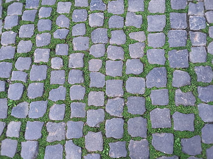 brosten, flikke, mønster, klippe, græs, fuld ramme, baggrunde, dag, høj vinkel visning, sti, ingen mennesker, grøn farve, sten-, form, plante, gentagelse, design, geometrisk form, tekstureret, stenmateriale, udendørs, 2K, CC0, offentligt domæne, royaltyfrie