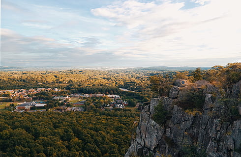 harmaa, kivimuodostelma, Puut, rantakallio, Cliffside, pilviä, päivänvalo, metsä, korkea, korkea kulma, mäki, maisema, vuori, vuorenhuippu, luonto, heijastus, rock, luonnonkaunis, näky, taivas, kesä, auringonlasku, matkailu, laakso, puu, kasvi, pilvi - taivas, kauneus luonnossa, maisemat - luonto, ei ihmisiä, arkkitehtuuri, kasvu, rakennettu rakenne, rauhallinen kohtaus, ympäristö, päivä, rakennus, tyyneys, ei-kaupunkikuvia, asuinalueella, rakennuksen ulkoa, ulkona, muuttaa, kaupunkikuvaan, 5K, CC0, public domain, rojaltivapaa