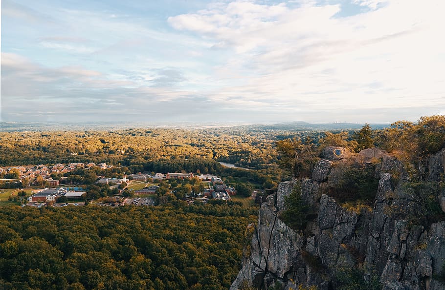 grå, rock formation, træer, klint, fjeldsiden, skyer, dagslys, Skov, høj, høj vinkel skud, bakke, landskab, bjerg, bjergtop, natur, afspejling, klippe, naturskøn, syn, himmel, sommer, solnedgang, turisme, dal, træ, plante, sky - himmel, skønhed i naturen, scenics - natur, ingen mennesker, arkitektur, vækst, bygget struktur, rolig scene, miljø, dag, bygning, ro, ikke-urbane scene, boligområde, bygning udvendig, udendørs, lave om, bybilledet, 5K