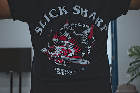 T-Shirt, Grafik, Text, Nahansicht, westliche Schrift, rot, Darstellung, eine Person, Kommunikation, Kunst und Handwerk, Mittelteil, Tag, Kunst, Kultur und Unterhaltung, Männer, echte Menschen, drinnen, menschliche Darstellung, Lebensstile, Erwachsene, Kunst, 5K, CC0, gemeinfrei, lizenzfrei