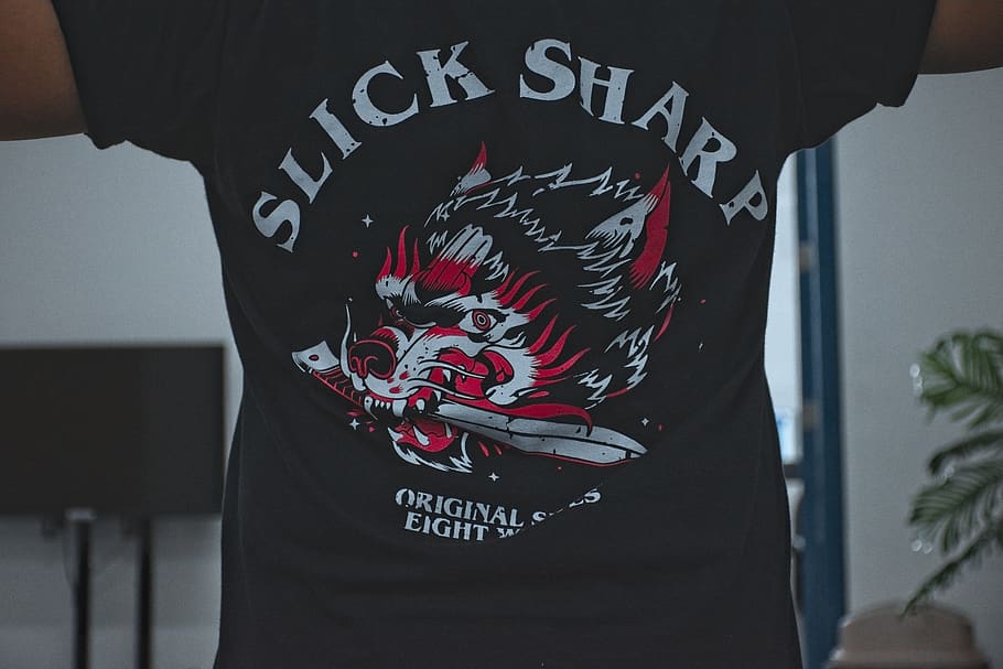 T-Shirt, Grafik, Text, Nahansicht, westliche Schrift, rot, Darstellung, eine Person, Kommunikation, Kunst und Handwerk, Mittelteil, Tag, Kunst, Kultur und Unterhaltung, Männer, echte Menschen, drinnen, menschliche Darstellung, Lebensstile, Erwachsene, Kunst, 5K