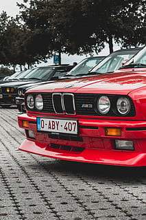 roter bmw e30, Automobil, Auto, Transport, Fahrzeug, Sportwagen, Coupe, Reifen, Maschine, gesprochen, Rennauto, Rad, Leichtmetallfelge, Mustang, Autoreifen, Person, Mensch, Licht, Nummernschild, Scheinwerfer, Stoßstange, Transportmittel, Kraftfahrzeug, Landfahrzeug, rot, Text, Tag, Stadt, Baum, Straße, Kommunikation, keine Leute, Retro-Stil, westliche Schrift, stationär, Natur, draußen, 4K, CC0, gemeinfrei, lizenzfrei