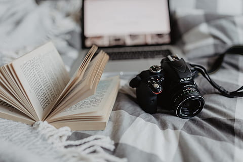 cámara, macbook, libro, esperando, cama, habitación, computadora, fotógrafo, lecho, estudiar, Nikon, publicación, tecnología, mueble, adentro, naturaleza muerta, mesa, camara - equipo fotografico, abierto, temas de fotografia, nadie, comunicación, enfoque selectivo, papel, educación, tecnología inalámbrica, vista de alto ángulo, literatura, 4K, CC0, dominio público, libre de derechos