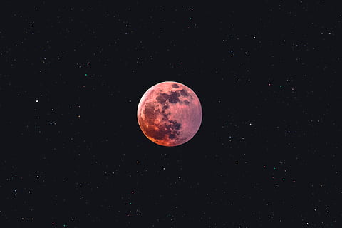 lua cheia, universo, astronomia, noite, ao ar livre, espaço sideral, natureza, espaço, planeta, Sombrio, céu, constelações, estrelas, lua de sangue super lobo, lua, Eclipse lunar, eclipse, esfera, mar, oceano, ninguém, beleza na natureza, scenics - natureza, estrela - espaço, tranquilidade, cor laranja, fenómeno natural, lua planetária, exploração espacial, superfície da lua, idílico, espaço e astronomia, 1080P, CC0, domínio público, royalty free