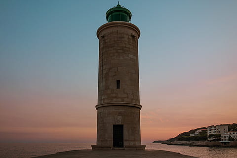 far de maó, arquitectura, edifici, torre, far, torre de control, pont, passeig marítim, campanar, habitatge, cúpula, vol, transport, vehicle, avions, santuari, temple, adoració, astronomia, a l'aire lliure, cel, estructura construïda, posta de sol, exterior de l'edifici, naturalesa, cap gent, el passat, història, viatjar, destinacions de viatge, turisme, vista d’angle baix, aigua, mar, alta - alta, ciutat, columna arquitectònica, 4K, CC0, domini públic, lliure de regalies
