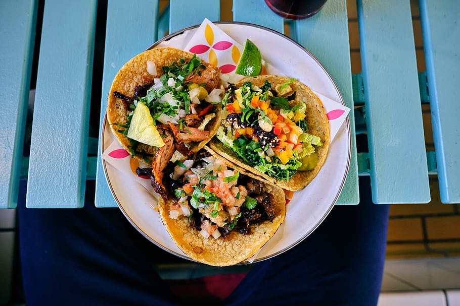 taco pizza, jídlo, taco, Dánsko, Kodaň, hamburger, čerstvý, Limetka, barvy, deska, tacos, parcela, restaurace, talíř, burrito, večeře, koření, napít se, jídlo a pití, připraven jíst, svěžest, Zdravé stravování, blahobyt, zeleniny, stůl, velikost porce, přímo nad, vysoký úhel pohledu, stálý život, uvnitř, jíst nádobí, detail, Vidlička, maso, kuchyňské nádobí, ubrousek, obloha, pokušení, stolní nůž, 5K