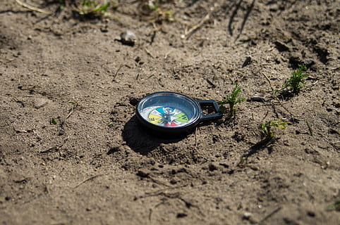 Richtung, Kompass, Navigation, Orientierung, Land, Schmutz, keine Leute, Sand, High Angle View, Natur, Tag, Feld, Sonnenlicht, selektiver Fokus, Nahansicht, draußen, Schlamm, Umgebung, einzelnes Objekt, gestalten, Strand, Tier, Container, Technologie, 4K, CC0, gemeinfrei, lizenzfrei