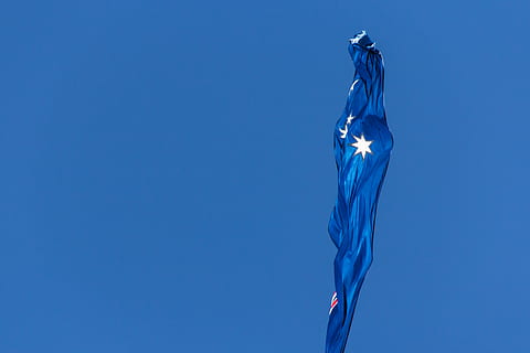 blå flag, udendørs, vinter, is, istap, sne, Australien, fritids aktiviteter, dans udgør, dans, sydney harbor bridge, milsons point, sydney, flag, stjerner, blå, blå himmel, stjerne, himmel, havnebro, photoholgic, kopiere plads, skyfri himmel, blå baggrund, natur, farvet baggrund, ingen mennesker, studio skud, miljø, vind, frihed, bevægelse, patriotisme, røg - fysisk struktur, uafhængighed, 4K, CC0, offentligt domæne, royaltyfrie