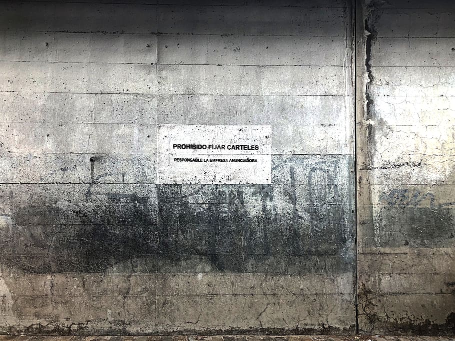 grå metalvæg, væg, beton, madrid, Espana, struktur, bygning, råd, bunker, plak, elevator, tøj, beklædning, overfrakke, frakke, gelænder, dør, grav, skydebane, gravsten, tekst, meddelelse, vestlige script, murbygningsfunktion, bygget struktur, arkitektur, ingen mennesker, skilt, dag, Information, manuskript, bygning udvendig, tæt på, ikke-vestlige script, stort bogstav, informationsskilt, tekstureret, forvitret, baggrunde, besked, garage, 2K
