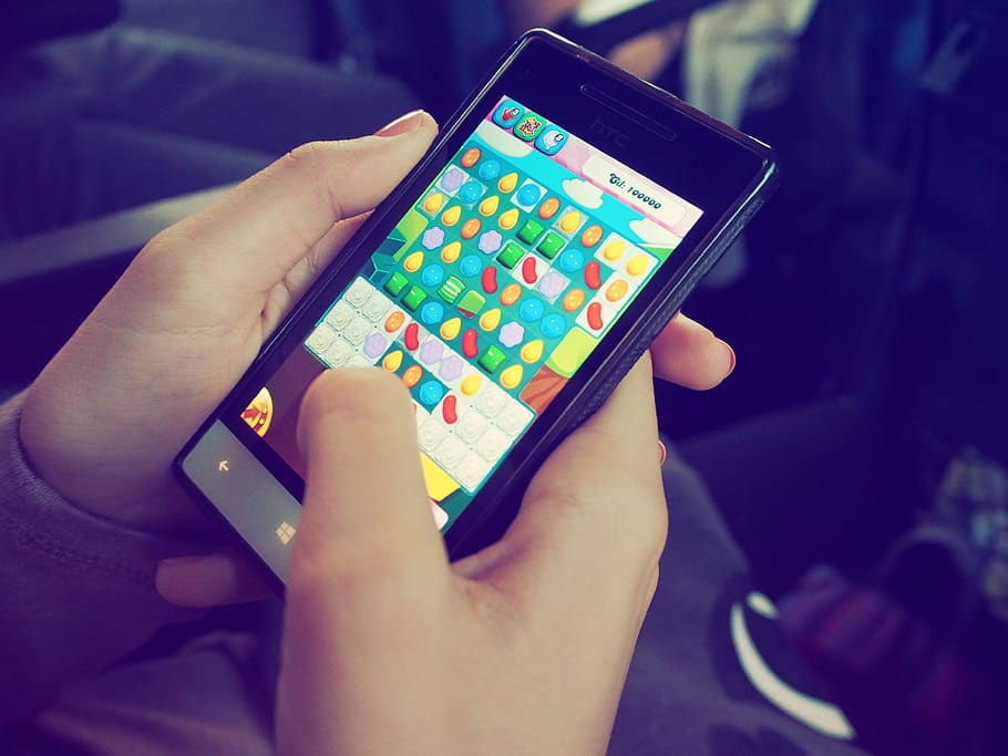 persona, jugant, dolços, Nokia smartphone, dispositiu, electrònica, joc, mans, htc, pantalla, smartphone, tecnologia, pantalla tàctil, mà humana, mà, tecnologia sense fils, comunicació, part del cos humà, connexió, dispositiu d’informació portàtil, celebració, tauleta digital, primer pla, ordinador, a l'interior, telèfon intel·ligent, centrar-se en primer pla, Internet, utilitzant l’ordinador, telèfon, aplicació per a mòbils, interfaç gràfica d'usuari, dit, complexitat, càlcul, 4K