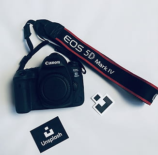 corretja, càmera, electrònica, chesapeake, Estats Units, 1417 leckford dr, canó 5d marca iv, canon5dmark4, desaprofitar, eos5d, marca comercial, logotip, símbol, tapa de lent, càmera digital, insígnia, franja, accessori, accessoris, cinturó, text, guió occidental, fons blanc, a l'interior, equip fotogràfic, cap gent, temes de fotografia, comunicació, càmera - equip fotogràfic, tir de l'estudi, tecnologia, primer pla, color negre, natura morta, nombre, cultura i entreteniment artístic, industria del cinema, vista d’angle alt, 2K, CC0, domini públic, lliure de regalies
