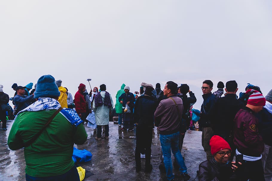Gruppe, Menschen, Stehen, Nebel, Motorhaube, Menge, überfüllt, Mensch, Landschaft, Männer, Sand, Himmel, zusammen, tragen, große gruppe von menschen, echte Menschen, Gruppe von Leuten, Lebensstile, Rückansicht, Freizeitbeschäftigung, warme Kleidung, Frau, Kleidung, Natur, Winter, klarer Himmel, Wasser, Erwachsene, draußen, 5K