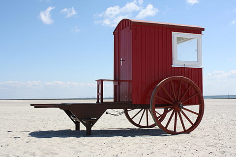 rot, Weiß, Wagen, Strand, Wolken, Tageslicht, leeren, Landschaft, Freizeit, Menschen, Erholung, Entspannung, retro, Sand, Meer, Schatten, Himmel, Sommer-, Tourismus, Transport, Transportsystem, tropisch, Urlaub, Fahrzeug, Jahrgang, Wasser, Holz, hölzern, Land, Natur, wolke - himmel, Sonnenlicht, die Architektur, gebaute Struktur, Tag, Sitz, keine Leute, draußen, Holz - Material, Gebäudehülle, Schönheit in der Natur, Abwesenheit, Rad, 2K, CC0, gemeinfrei, lizenzfrei