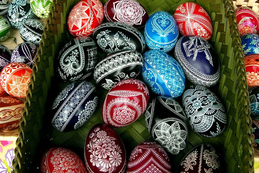 ous de Pasqua, ous, Pasqua, colorit, pintat, Skrobane, menjar, decoracions de pasqua, la tradició de, decoració, ous de pollastre, decorar, ou, color, artesania manual, Bon Nadal, targeta de felicitació de pasqua, desitjos de Pasqua, gran grup d'objectes, a la venda, variació, elecció, mercat, marc complet, abundància, fons, multicolor, cap gent, vista d’angle alt, venda al detall, arranjament, col · lecció, primer pla, natura morta, Paradeta, patró, art i artesania, disseny, visualització al detall, 4K
