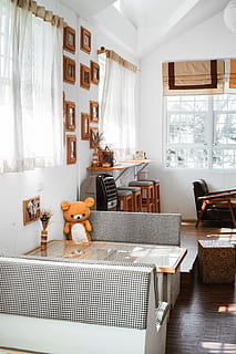 indre, værelse, bord, design, indretning, arkitektur, moderne, dekoration, nutidige, cafe, komfortabel, lyse, levende, møbel, stil, indendørs, livsstil, hjem interiør, sofa, stol, vindue, hjemlige værelse, sæde, lempelse, dag, stue, pude, gardin, ingen mennesker, fravær, hjem, gulve, luksus, 4K, CC0, offentligt domæne, royaltyfrie