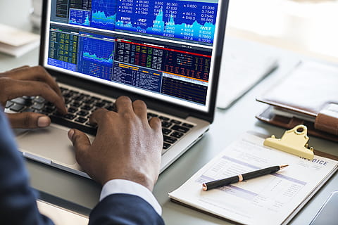 person, använder sig av, svart, silver bärbar dator, ensam, suddig bakgrund, närbild, data, skrivbord, digital enhet, dokument, grafik, händer, inomhus, bärbar dator, man, kontor, papper, penna, skärm, solo-, teknologi, skriver, trådlös, arbetssätt, arbetsplats, arbetsyta, dator, företag, trådlös teknik, kommunikation, förbindelse, vuxen, män, tabell, internet, mänsklig hand, hand, ockupation, mänsklig kroppsdel, finansiera, använder laptop, 4K, CC0, offentligt domän, royaltyfria