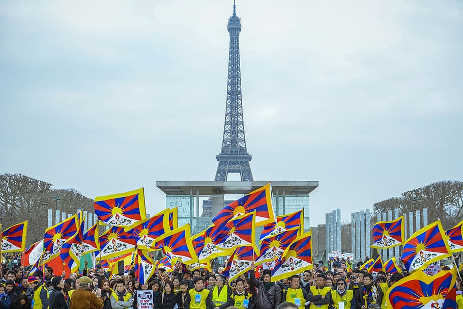 Eiffeltårnet, Paris, bygning, by, downtown, by-, arkitektur, person, human, menneskemængde, fodgænger, Frankrig, Paris, tårn, Spir, metropol, festival, symbol, flag, mennesker, bygget struktur, himmel, høj - høj, rejsemål, turisme, gruppe af mennesker, dag, rejse, bygning udvendig, stor gruppe mennesker, fortiden, natur, historie, rigtige mennesker, udendørs, skyskraber, 2K