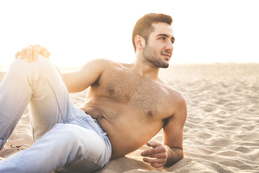 Mann, lügen, Modellieren, Pose, Sand, mit nacktem Oberkörper, Strand, Land, junger Erwachsener, Entspannung, Männer, eine Person, junge Männer, Bart, Gesichtsbehaarung, Erwachsene, Sommer-, Lebensstile, gut aussehend, Sonnenlicht, Natur, Freizeitbeschäftigung, Meer, Sonne, draußen, 5K