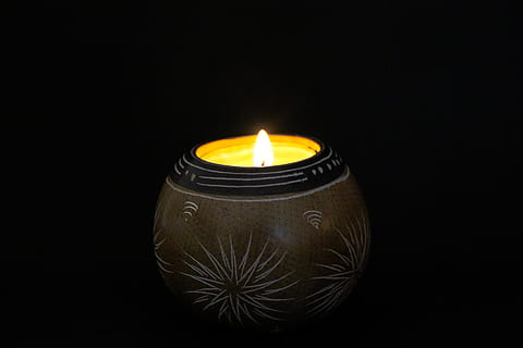 zapalona świeca, świeca, płomień, uganda, droga mukono - kayunga, mukono, ceramiczny, ogień, ciemny, zbliżenie, Szczegół, światło, ceramika, gwiazdy, jasność, Afryka, palenie, ogień - zjawisko naturalne, studio strzał, czarne tło, wewnątrz, ciepło - temperatura, żadnych ludzi, kopia przestrzeń, oświetlony, Natura, pojedynczy obiekt, kolor pomarańczowy, pojemnik, odetnij, zagadka, światło herbaty, 4K, CC0, domena publiczna, darmowe zdjęcia