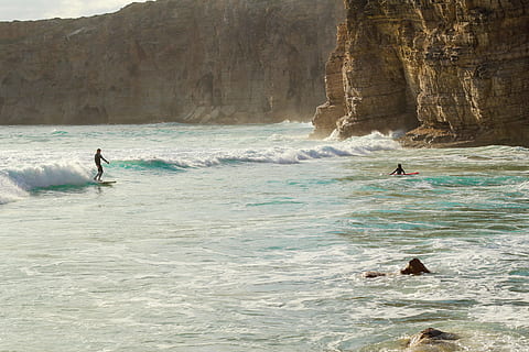 Foto, folk surfer, handling, strand, klipper, landskab, fritid, natur, ocean, udendørs, mennesker, rekreation, hav, Hav skum, kysten, plaske, sommer, surf, surfboarding, surfer, surfing, svømning, rejse, ferie, vand, vandsport, bølge, bølgeform, bølger, rock-objekt, bevægelse, solid, klippe, rock formation, skønhed i naturen, sport, havnefronten, jord, eventyr, scenics - natur, fritidsaktivitet, herrer, 1080P, CC0, offentligt domæne, royaltyfrie