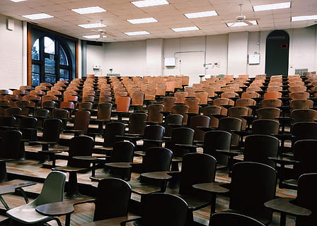 beaucoup de chaise de salle, public, salle, chaises, salle de cours, éducation, vide, meubles, à l'intérieur, conférence, lumières, pièce, rangée, école, des places, séminaire, théâtre, Université, bois, chaises en bois, siège, apprentissage, dans une rangée, chaise, salle de conférence, absence, grand groupe d'objets, personne, réunion, table, professeur, en train d'étudier, 2K