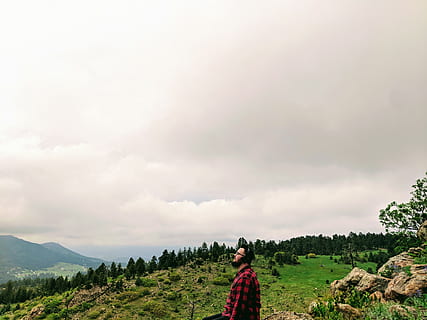 homem, vestindo, vermelho, Preto, manta, camisa, de pé, verde, monte da grama, nuvens, luz do dia, dia, meio Ambiente, floresta, grama, panorama, montanhas, natureza, rochas, montanhas Rochosas, cênico, céu, arvores, madeiras, nuvem - céu, beleza na natureza, pessoas reais, scenics - natureza, plantar, cena não urbana, montanha, estilos de vida, cena tranquila, atividade de lazer, tranquilidade, terra, árvore, idílico, controlo remoto, ao ar livre, 4K, CC0, domínio público, royalty free