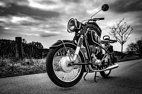standard, motorcykel, parkeret, vej, tæt på, skyer, fokus, hdr, himmel, gade, transportsystem, transportmidler, sky - himmel, transportform, land køretøj, natur, stationær, ingen mennesker, dag, cykel, sidebillede, udendørs, fokus på forgrunden, plante, retro stylet, hjelm, hjul, 5K