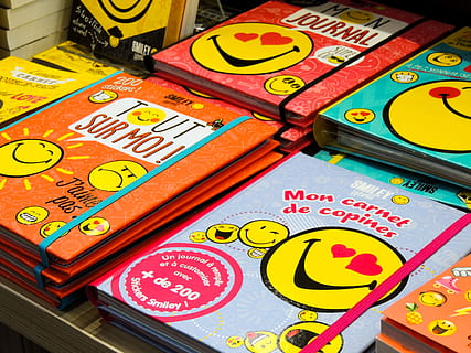 libro, lettura, argomento, leggere, divertimento, formazione scolastica, apprendimento, stile, attuale, smiley, emoticon, nessuno, multicolore, comunicazione, testo, avvicinamento, in casa, cultura artistica e intrattenimento, vista dall'alto, natura morta, sceneggiatura occidentale, giochi di svago, attività di svago, fortuna, pubblicazione, gioco d'azzardo, variazione, arte e artigianato, scelta, opportunità, 2K, CC0, dominio pubblico, privo di copyright