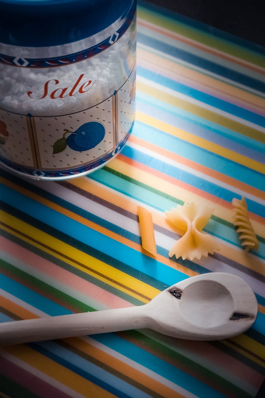 blanc, fusta, servir, cullera, multicolor, tèxtil, assortit, ampolla, brillant, negocis, primer pla, coloració, cuinar, creativitat, deliciós, disseny, educació, equipament, teixit, menjar, salut, a l'interior, ingredients, cuina, estris de cuina, motley, fideus, pasta, plàstic, banda, tradicional, sense coure, Cullera de fusta, saborós, natura morta, llapis, taula, cap gent, art i artesania, vista d’angle alt, paper, llapis de colors, instrument d’escriptura, llibre, artesania, publicació, material de fusta, centrar-se en primer pla, contenidor, art i equipament artesanal, 5K