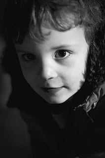 uman, față, persoană, cap, copil, deget, fotografie, portret, regat, parker, noapte de foc, bandw, alb-negru, păr, buze, gură, raft, piele, copilărie, o persoana, lovitură de cap, privind camera, vedere din față, a închide, nevinovăţie, oameni adevărați, drăguţ, stiluri de viață, în interior, fete, femele, să se concentreze asupra primelor elemente, Activitatea de agrement, umane, coafura, 5K, CC0, domeniu public, fără drepturi de autor
