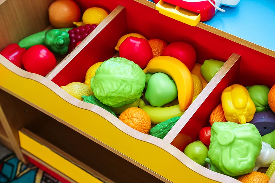 verdures, fruita, artificial, gmo, plàstic, joguina, mercat, menjar, autorització, vegetarià, multicolor, menjar i beguda, vegetals, alimentació saludable, gran grup d'objectes, cap gent, a l'interior, elecció, vista d’angle alt, contenidor, variació, tomàquet, primer pla, frescor, natura morta, benestar, caramels, pebre, carmanyola, 5K