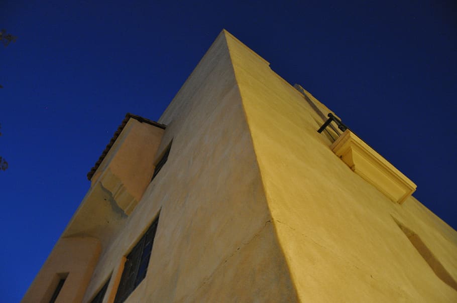 bygning, tårn, arkitektur, hjørne, klokke tårn, telt, væg, himmel, lys, flare, Spir, natur, blå himmel, opvinkel, udendørs, hjem indretning, vindue, dome, blå, lav vinkel visning, bygning udvendig, ingen mennesker, skyfri himmel, bygget struktur, rejsemål, religion, rejse, sted for tilbedelse, dag, tro, spiritualitet, 4K