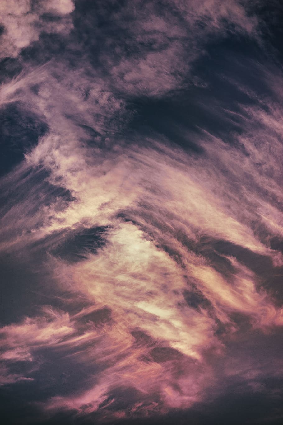 ennuvolat, cel, posta de sol, naturalesa, núvol, a l'aire lliure, temps, Cúmulus, alba, obres d'art, colors, rosa, núvols, voilet, porpra, espai, astronomia, univers, espai exterior, nebulosa, nit, núvol - cel, fons, bellesa a la natura, marc complet, tranquil·litat, cap gent, vista d’angle baix, escena tranquil·la, escenics - natura, cloudscape, cel dramàtic, idíl·lic, patró, vespre, dia, fons abstractes, 5K