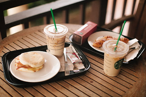 starbucks pohár, Černá, zásobník, chléb, kofein, káva, Lahodné, nápoje, jídlo, Chutný, jídlo a pití, napít se, svěžest, stůl, sláma, občerstvení, připraven jíst, nikdo, sklenka, stálý život, uvnitř, deska, káva - nápoj, vybavení domácností, dřevo - materiál, detail, nápojová sklenice, snídaně, 5K, CC0, veřejná doména, bez autorských práv