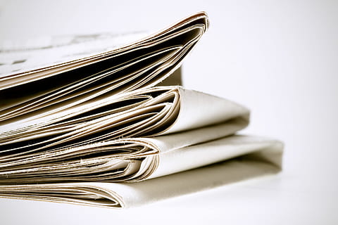 giornali, giornale, stampa, pila, giornalismo, piegato, scrittura, attività commerciale, carta, tabloid, fotografia, artsandentertain, mucchio, giornale quotidiano, documento, focusonforegroun, orizzontale, raccolta differenziata, la stampa, newspaperheadlin, comunicato stampa, stampare, pasticcio di annunci, avvicinamento, conceptsandideas, globalcommunicat, colore, ultime notizie, testo, informazioni mediu, articolo, supporti stampati, messa a fuoco selettiva, broadsheet, i media, comunicazione, sfondo bianco, girato in studio, nessuno, in casa, concentrarsi sulle conoscenze acquisite, ritagliare, copia spazio, tavolo, natura morta, semplicità, connessione, metallo, 4K, CC0, dominio pubblico, privo di copyright