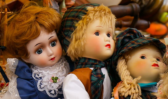 tienda, muñeca, objeto, relleno, juguete, higo, figura, estatua, infancia, niño, retrato, representación humana, mujer, chicas, semejanza femenina, hembras, representación, disparo a la cabeza, adentro, pelo, dos personas, descendencia, inocencia, unión, peinado, golpes, hermana, 2K, CC0, dominio público, libre de derechos
